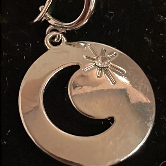 1.25” silver tone open round charm pendant w/crystal & jump hoop - Picture 4 of 10